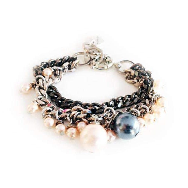 Charm bracelet with oversize pearls.