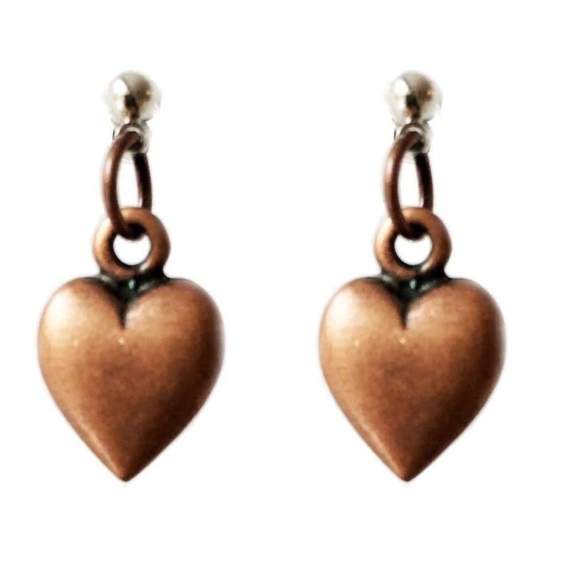 Heart stud earrings in brass.